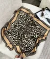 Vista dettagliata di un foulard quadrato in seta con stampa leopardata elegante - Stampa Leopardata Oro