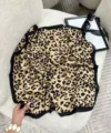 Vista dettagliata del foulard quadrato in seta maculato con elegante bordo nero a contrasto - Stampa Leopardata Caffè Nero