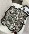 Primo piano dettagliato di un foulard in seta leopardato con elegante bordo nero - Leopardo Bordo Nero Moda (Stile 3)