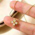 Zarte goldene Halskette mit vier Kristall-Zirkonia auf den Fingern - Vierblättriger Zirkonia Stil (86353)
