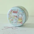 Scatola di biscotti rotonda blu chiaro con grazioso coniglio kawaii in rilievo 3D - Dolce al Budino(37) / Taglia S