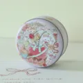 Scatola tonda in latta lavanda con illustrazioni in rilievo di gatto e orsetto - Dolce alla Ciliegia(39) / Taglia S