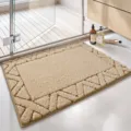 Simple beige shaggy bathroom mat featuring a geometric pattern border, non-slip and absorbent - 40*60cm / Ari - Khaki