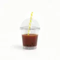 Vista di dettaglio tazza bubble tea in resina trasparente con cannuccia per ciondoli fai da te. - Caffè