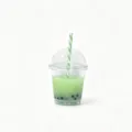 Dettaglio in primo piano del simpatico ciondolo in resina a forma di tazza bubble tea. - Verde