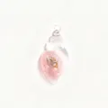 Vue détaillée du pendentif coquillage lumineux avec un design rose unique coquille dans coquille. - Rose