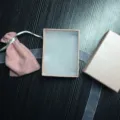 Rosa Schmuckgeschenkbox Set mit Samtbeutel und durchscheinendem Band für Geschenke - Inklusive Samtbeutel und Schleifen-Set / 90x70x40mm / Rosa