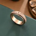 Edelstahl Spinner Ring mit Stern Mond Design, Detailansicht des modischen Anti-Stress Rings. - Größe 6 / Roségold