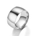 Breiter Edelstahl Bandring im Detail, polierte Silberoberfläche, moderner schlichter Herrenschmuck - Größe 6 / Silber
