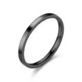 Nahaufnahme Detail des 2mm minimalistischen schwarzen Edelstahl Stapelrings für den Alltag. - Größe 5 / Schwarz