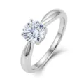 Gros plan détaillé du bague solitaire classique à quatre griffes avec zircone étincelante. - US7# / Diamant de Laboratoire Rond (1.07CT)