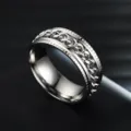 Anillo de cadena giratoria de acero inoxidable para hombre, banda con detalles en relieve. - Talla 7 / Base Plata - Cadena Plata
