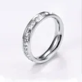 Nahaufnahme eines eleganten silbernen Zirkon-Ringes im Kanten-Design, feiner Glanz. - Größe 5 / 4mm Silber