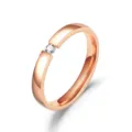 Nahaufnahme des minimalistischen Roségoldrings mit glänzendem Zirkoniastein Detail. - Größe 5 / Roségold