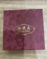 Bordeauxroter Schmuckgeschenkkarton mit goldener Folienprägung und Kalligrafie-Design. - Ladengröße 8 / Geschenkbox