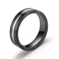 Nahaufnahme des schwarzen Titanstahlrings mit graviertem inspirierendem Spruch und Rille. - Größe 5 / Schwarz Herren 6mm