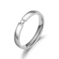 Nahaufnahme eines minimalistischen Edelstahrings mit einem funkelnden Zirkoniastein. - Größe 5 / Silber
