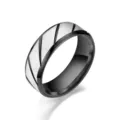 Detailansicht eines eleganten zweifarbigen Edelstahl-Paarrings mit gebürsteten Diagonalrillen. - Größe 7 / Schwarz