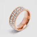Nahaufnahme Detail eines doppelreihigen Zirkonia Roségold Titanstahl Rings glänzend elegant. - Größe 5 / 8mm Roségold