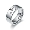 Edelstahlring mit lustiger Strichmännchen-Gravur und Her Forever Innen-Inschrift Detail. - Größe 6 / Silber Her Forever