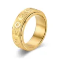 Detailansicht des goldenen Spinner-Rings mit Sonnen-, Mond- und Sterngravuren aus Titanstahl. - Größe 6 / Gold