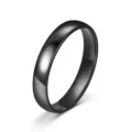 Nahaufnahme Detailansicht einer glatten 4mm schwarzen Titanstahl schlichten Ringoberfläche. - Größe 5 / Schwarz