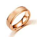 Detailaufnahme des roségoldenen Edelstahlrings mit matter Mitte und polierten Kanten. - Größe 5 / 6mm Roségold