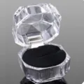 Transparente Acryl Ringbox Detailansicht mit facettiertem Design und schwarzer Einlage. - Schwarz