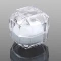 Transparente Acryl Ringbox Detailansicht, facettenreiches Design mit einer weißen Einlage. - Weiß