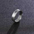 Detailansicht des 6 mm Edelstahl Paarrings mit Kronen-Gravur und His Queen Aufschrift. - Größe 7 / Silber King
