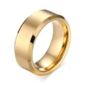 Nahaufnahme des 8 mm goldenen Titanstahlrings mit mattem Schliff und facettierten Kanten. - Größe 6 / Gold