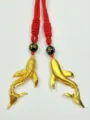 Detailaufnahme des chinesischen Goldfisch-Anhängers mit roter Kordel und Mantra-Perlen. - Stil 8: Fisch des Überflusses mit roter Kordel