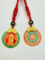 Chinesischer Retro Stil Kompass Anhänger Halskette mit buntem Emaille Handwerk und rotem Seil. - Stil 10: Runde Bagua-Plakette mit roter Kordel
