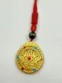 Exquisites vergoldetes traditionelles Kompass-Anhänger-Detail mit rotem Seil und Mantra-Perle. - Stil 12: Hohle runde Plakette mit roter Kordel