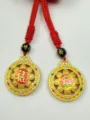 Detailansicht des chinesischen vergoldeten Acht-Schätze-Kompass-Anhängers mit rotem Seil. - Modell 2 Fu-Zeichen / Lotus & Rote Kordel