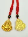 Goldfarbene Maitreya Buddha Anhänger Halskette mit rotem geflochtenen Seil und Glückssymbolen. - Modell 1 Maitreya Buddha / Buddha-Licht & Rote Kordel