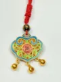 Chinesischer Stil vergoldeter Friedensschloss Anhänger Halskette Detail mit traditioneller Emaille. - Stil 7: Friedensschloss mit roter Kordel