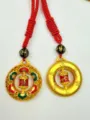 Chinesischer Stil goldener Gebetsmühle Anhänger Halskette mit rotem Seil und Glücksperlen. - Stil 14: Harmonie & Frieden mit roter Kordel
