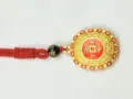 Traditioneller chinesischer vergoldeter Amulett-Anhänger mit rotem Band und Schriftzeichen. - Stil 17: Großer Reichtum mit roter Kordel