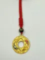 Stilvoller vergoldeter Koi Anhänger Halskette mit roter Kordel und schwarzer Perle. - Stil 26 runde Plakette zwei Fische im Wasser + rote Kordel