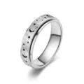 Nahaufnahme des silbernen Spinner-Rings mit Sterndesign, Mondmotiven und mattem Finish. - Größe 6 / Silber