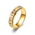 Detailansicht des goldenen Spinnerrings mit matter Textur und hohlem Stern-Mond-Motiv. - Gold