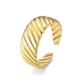 Vue détaillée de la bague ouverte en acier inoxydable côtelé chunky minimaliste, bijoux. - Ouvert Ajustable / Style 13 Or