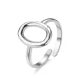 Gros plan détaillé de la bague ouverte en argent minimaliste avec un design géométrique audacieux. - Ouvert Ajustable / Style 27 argent