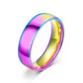 Detaillierte Nahaufnahme eines regenbogenfarbenen Titanstahlrings, 6mm breites Band. - Größe 5 / bunt