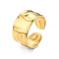 Bague ouverte large réglable en acier inoxydable doré avec une texture martelée unique. - Ouvert Ajustable / Style 22 doré