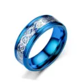 Nahaufnahme des blauen Titanstahlrings mit filigranen silbernen Drachenmuster Details. - Größe 7 / Blaues Band mit Silbernem Dracheninlay