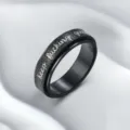 Detailansicht des Edelstahl Spinner Rings mit schwarzer Sandstrahltextur und Gravur. - US Größe 5 / Schwarz