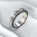 Detailansicht des edelstahlen Spinnerrings mit Glitzer-Oberfläche und motivierender Gravur. - US Größe 5 / Silber