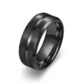 Nahaufnahme Detail des 8mm breiten Herren Titanstahl Rings mit mattem Finish und Rille. - US Größe 6 / Schwarz